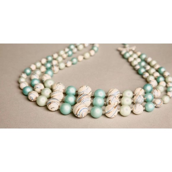 VINTAGE PLASTIC JEWELRY NECKLACE MADE IN JAPAN - Picture 1 of 2